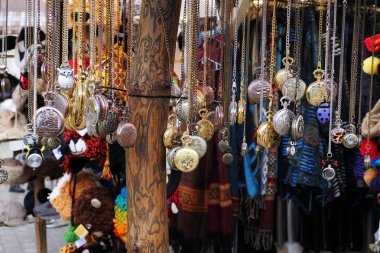 Pazar meydanı her zaman renkli, güzel Noel ağacı süslemeleri dikkat çeker.