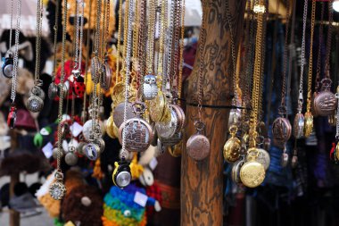 Pazar meydanı her zaman renkli, güzel Noel ağacı süslemeleri dikkat çeker.