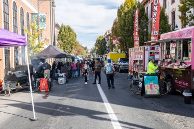 Chambersburg Pennsylvania ABD 10-23-2022 Güneşli bir günde küçük bir kasabada açık hava yemek kamyonu festivalinin tadını çıkarıyor