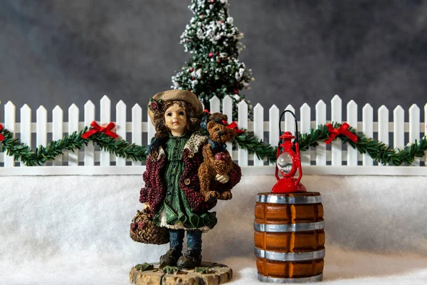 Horizontale Weihnachtsszene Mit Junger Mädchenfigur Die Teddybär Schnee Hält — Stockfoto