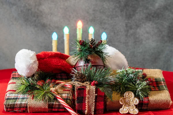 Horizontális Karácsonyi Jelenet Vintage Gyertyák Ajándékok Cukornád Mikulás Kalap Mézeskalács — Stock Fotó