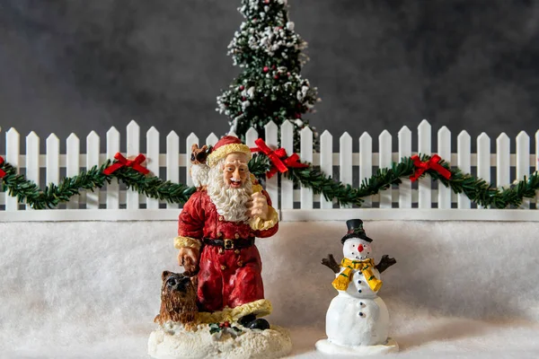 Horizontální Vánoční Scéna Santa Figurka Stojící Sněhu Vedle Sněhuláka — Stock fotografie