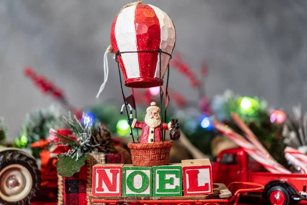 Vintage Santa Figur Heißluftballon Auf Noel Blöcken Mit Weihnachtsdekoration — Stockfoto