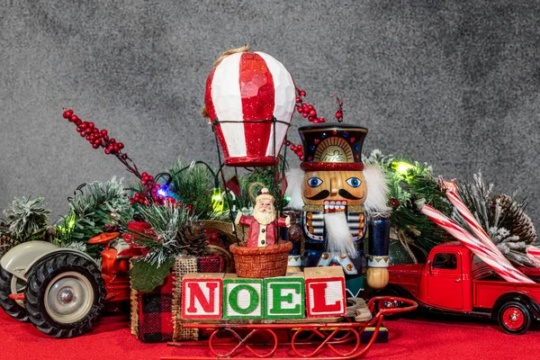Vintage Santa Figur Heißluftballon Auf Noel Blöcken Mit Weihnachtsdekoration — Stockfoto