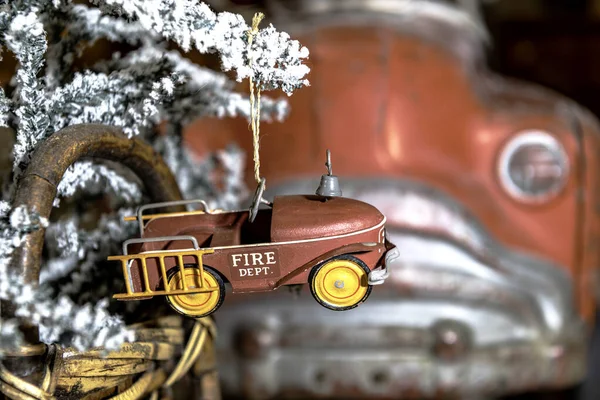 Oldtimer Tretfahrzeug Weihnachtsschmuck Mit Echtem Oldtimer Tretfahrzeug Hintergrund — Stockfoto