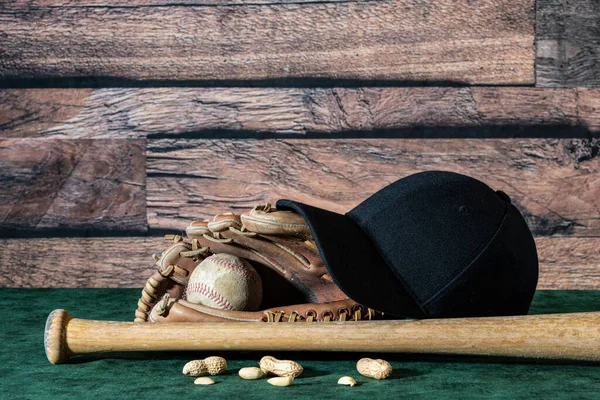 Barnets Gamla Baseball Baseball Handske Och Bat Samla Damm Grönt — Stockfoto