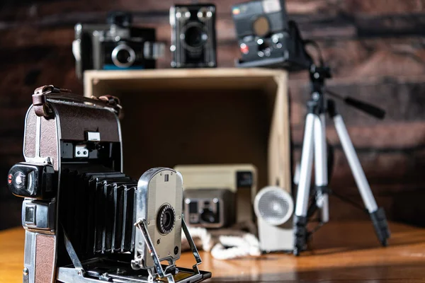 Câmeras Vintage Com Foco Seletivo Mesa Madeira — Fotografia de Stock