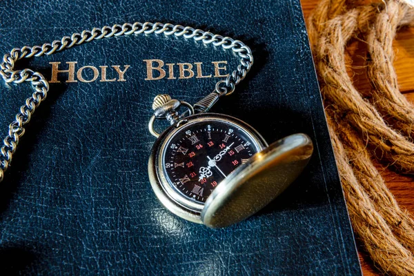 Orologio Tasca Oro Catena Isolata Sulla Bibbia Nera Con Lettere — Foto Stock