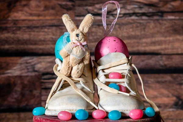 67岁的老式白色婴儿皮鞋 原鞋带用果冻豆作复活节装饰 — 图库照片