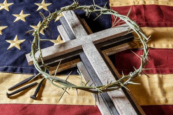 Деревянный Крест Терновый Венец Американском Флаге Розовыми Гвоздями — стоковое фото
