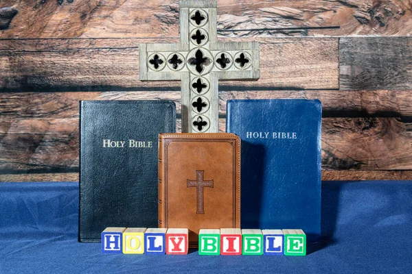 Trzy Biblie Drewniany Krzyż Niebiesko Drewnianymi Klockami Ortograficznymi — Zdjęcie stockowe
