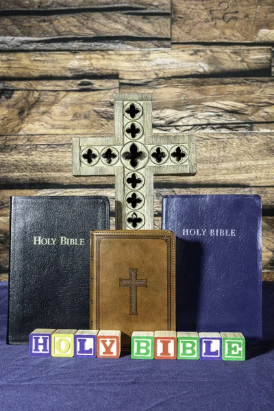 Függőleges Három Biblia Kereszt Elszigetelt Kék Blokkok Helyesírás Szent Biblia — Stock Fotó