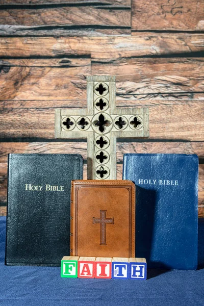 Svislé Tři Bible Dřevěný Kříž Modré Dřevěnými Bloky Hláskování Víry — Stock fotografie