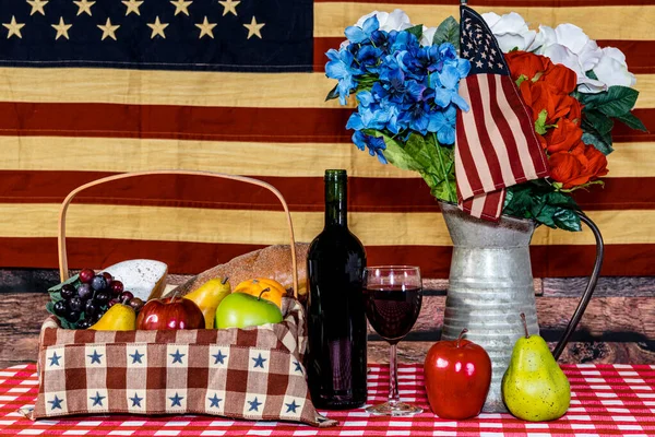 Kosz Piknikowy Szachownicy Obrus Kwiatów Wina Amerykańskiej Flagi Tła — Zdjęcie stockowe