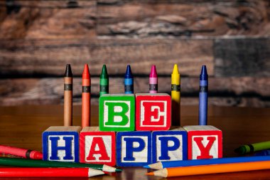 Meşe ağacının üzerindeki tahta bloklar renkli kalemler ve pastel boyalarla mutlu olsun.