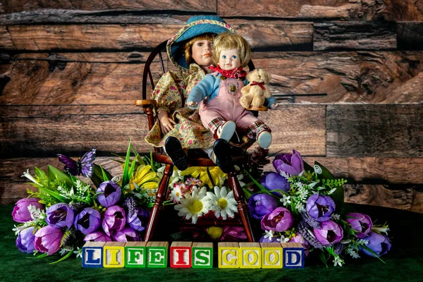 Vida Boa Soletrada Com Blocos Madeira Com Flores Bonecas Infantis — Fotografia de Stock