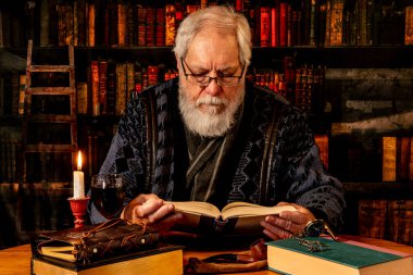 Kitap ve şarap mum ışığında pipo ve retro görünümlü kütüphanede saat