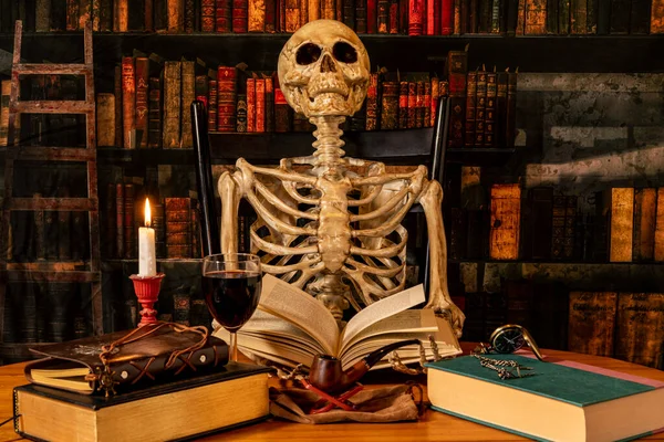 Esqueleto Sentado Retro Olhando Biblioteca Leitura Livro Por Vela Com — Fotografia de Stock