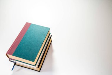 Beyaz arkaplanda izole kitap yığını