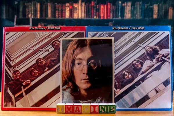 Chambersburg, Pennsylvania, ABD 6-25-2023 klasik Beatles plağı ve John Lennon fotoğrafı