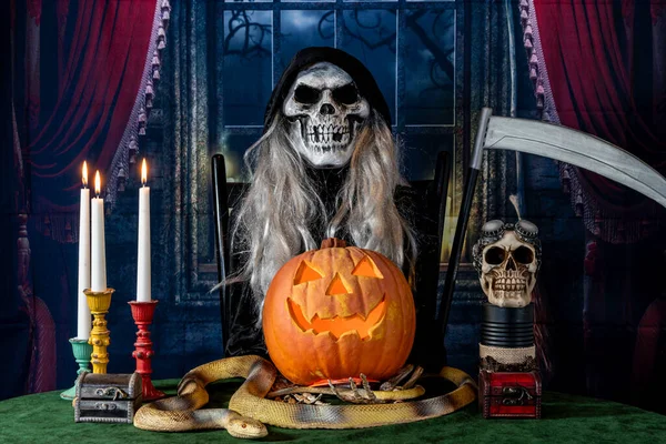 Halloween Sensenmann Mit Beleuchtetem Jack Laterne Und Großer Schlange — Stockfoto