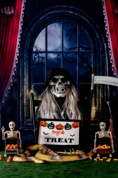 Függőleges Halloween Grim Kaszás Kész Trükk Vagy Csíny — Stock Fotó