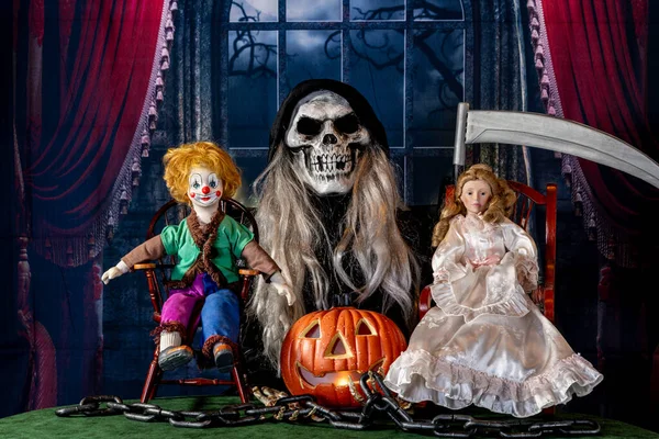Sensenmann Halloween Mit Laterne Und Vintage Puppen — Stockfoto