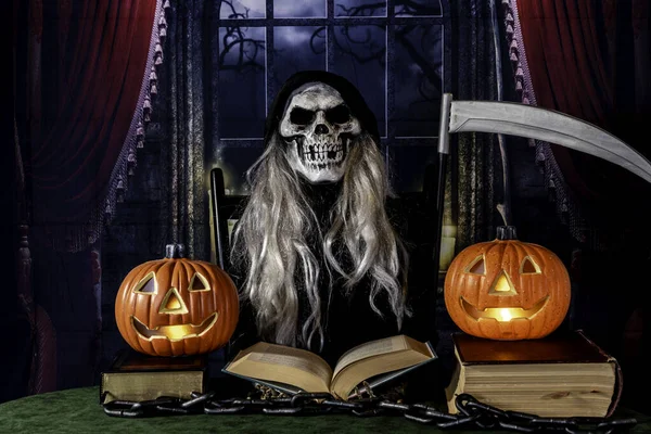Halloween Sensenmann Liest Buch Mit Zwei Buchstaben Laternen — Stockfoto