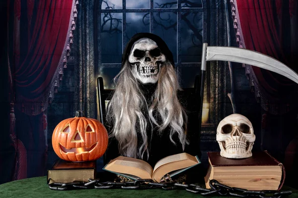 Halloween Sensenmann Liest Buch Mit Laterne Und Totenkopf — Stockfoto