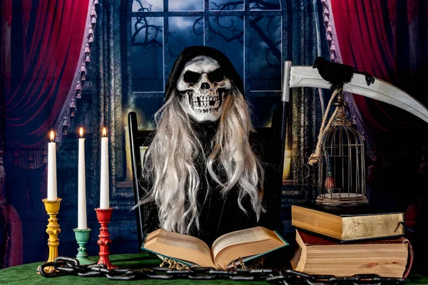 Halloween Sensenmann Liest Bücher Mit Schwarzem Raben Bei Kerzenschein — Stockfoto
