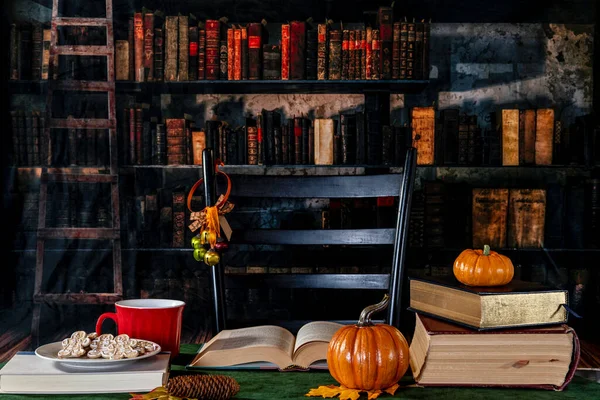 Retro Anmutende Bibliothek Mit Herbstdekoration Plätzchen Und Kaffeebecher — Stockfoto