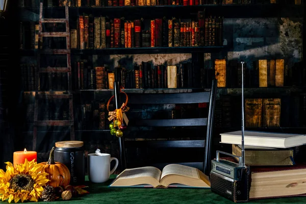 Alte Bibliothek Mit Herbstlicher Dekoration Dampfender Tasse Kaffee Und Altem — Stockfoto
