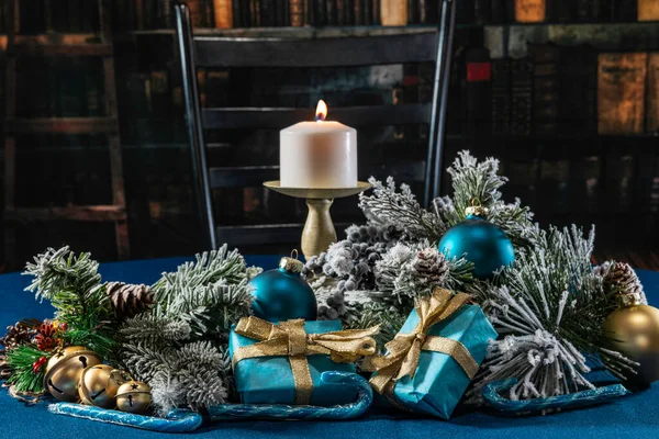 Pieza Centro Navidad Azul Con Adornos Regalos Bastones Caramelo Con — Foto de Stock