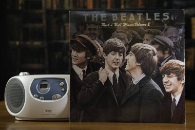 Chambersburg Pennsylvania USA 8-11-2023 klasik Beatles plağı retro müzik kutusu ve eski kütüphane arka planıyla masada.
