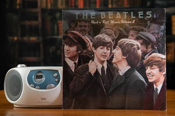 Chambersburg Pennsylvania USA 8-11-2023 klasik Beatles plağı retro müzik kutusu ve eski kütüphane arka planıyla masada.