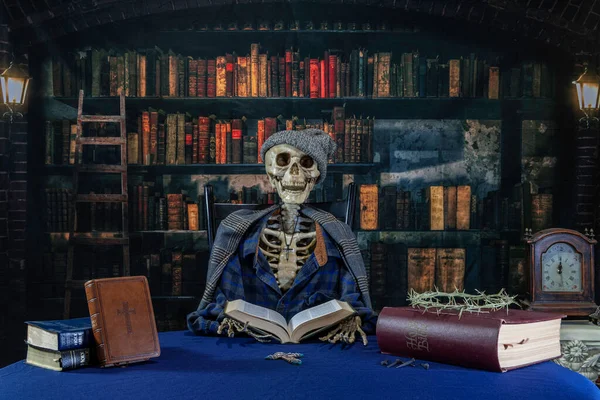 Esqueleto Vestindo Chapéu Cachecol Leitura Bíblia Antiga Biblioteca Olhando Com — Fotografia de Stock