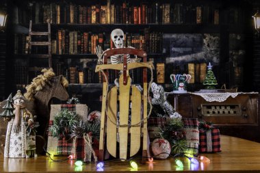 İskelet kızaklı Noel süslemeleri. Klasik radyo ve eski kütüphane arkaplanı. 