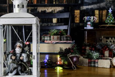 Noel süslemeleri ve eski kütüphanedeki ahşap masada eski bir radyoda Noel Baba heykelciği.