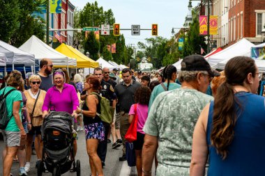 Chambersburg Pennsylvania ABD 7-20-2024 Açık hava sokak festivalindeki kalabalık güneşli bir günde