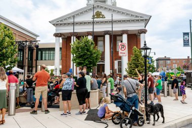 Chambersburg Pennsylvania ABD 7-20-2024 çifti tarihi adliye binasının önündeki açık hava festivaline katıldı