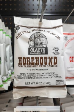 Chambersburg, Pennsylvania, ABD 9-16-2024 Horehound şekeri paketi pazarda sergileniyor