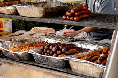 Chambersburg, Pennsylvania, ABD 7-14-2023 Açık hava festivalinde ızgara İtalyan sosisi ve hamburgerleri 