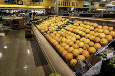 Chambersburg Pennsylvania USA 12-26-2024 portakallar yerel süpermarketin üretim bölümünde sergilendi