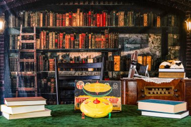 Chambersburg Pennsylvania ABD 12-20-2024 oyuncak uzay gemisi orijinal eski model kamera ve eski kütüphane arka planına sahip antika radyo