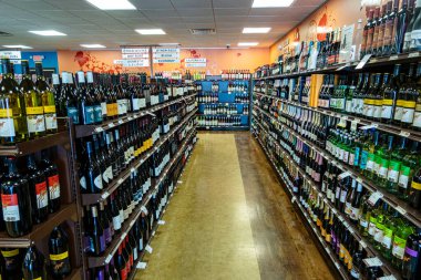 Chambersburg Pennsylvania ABD 1-15-2025 Yerel mağazada büyük şarap sergisi