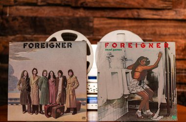 Chambersburg Pennsylvania USA 3-15-2025 vintage Foreigner plak albümü ahşap arka planda izole edilmiş retro bobinle makaralı teyp çalar