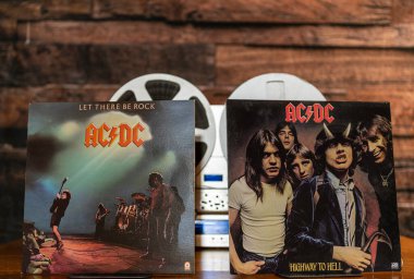 Chambersburg Pennsylvania USA 3-15-2025 klasikleşmiş ACDC vinil albüm ahşap zemin üzerinde izole edilmiş retro reel to reel tape player