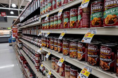 Chambersburg Pennsylvania ABD 4-10-2025 Domuzcuk Campbell 'ın yerel süpermarketteki çorba reyonu