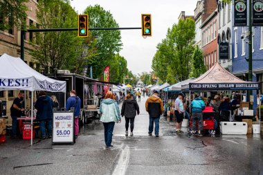 Chambersburg Pennsylvania ABD 4-26-2025 Sokak Festivali Yağmurlu bir günde küçük bir kasabada