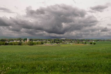 Büyük fırtınadan önce parkı ve beyzbol sahası olan küçük bir köy.